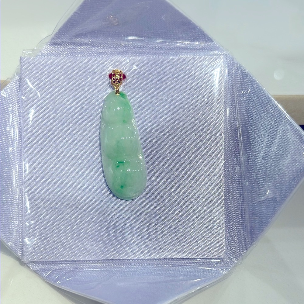 Elegant Green Jade Pendant Necklace